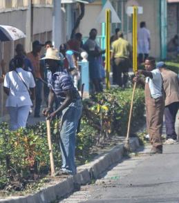 Trabajadores del servicio de Comunales embellecen la avenida por donde pasará la caravana con las cenizas de Fidel