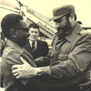 Es recibido por Agostinho Neto, primer presidente de la República Popular de Angola y máximo líder del Movimiento Popular de Liberación de Angola (MPLA) en el aeropuerto de Belas, Angola. Foto: Joaquín Viñas Es recibido por Agostinho Neto, primer presidente de la República Popular de Angola y máximo líder del Movimiento Popular de Liberación de Angola (MPLA) en el aeropuerto de Belas, Angola. Foto: Joaquín Viñas