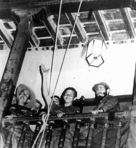 Raúl y Fidel saludan al pueblo desde el balcón del Ayuntamiento de Santiago de Cuba, el 1 de enero de 1959