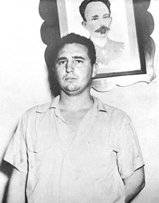 A Fidel le ordenaron posar ante un afiche de Martí, en el Vivac de Santiago de Cuba, pues había "acabado" con los festejos por el Centenario del Apóstol. Foto: Archivo de Granma. A Fidel le ordenaron posar ante un afiche de Martí, en el Vivac de Santiago de Cuba, pues había "acabado" con los festejos por el Centenario del Apóstol. Foto: Archivo de Granma.