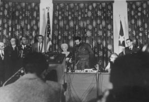 Fidel Castro en el evento de la Asociación de Mujeres Abogadas del Estado de Nueva York, 21 de abril de 1959. Foto: Alberto Korda / Sitio Fidel Soldado de las Ideas Fidel Castro en el evento de la Asociación de Mujeres Abogadas del Estado de Nueva York, 21 de abril de 1959. Foto: Alberto Korda / Sitio Fidel Soldado de las Ideas