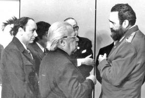 Durante el II Congreso de la Uneac, el poeta Nicolás Guillén dialoga con Fidel en presencia de Alejo Carpentier y Alfredo Guevara. Foto: Mario Ferre