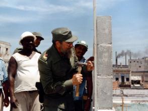 Fidel a pie de obra con los constructores. Foto: Centro de Documentación, periódico Trabajadores. Fidel a pie de obra con los constructores. Foto: Centro de Documentación, periódico Trabajadores.