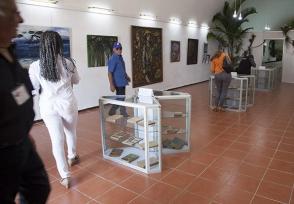 En la sala K-5, de la Feria Internacional del Libro, resguardados en urnas de cristal, los libros que Fidel leyó en el Presidio Modelo y en el exilio. Foto: Ladyrene Pérez/ Cubadebate. En la sala K-5, de la Feria Internacional del Libro, resguardados en urnas de cristal, los libros que Fidel leyó en el Presidio Modelo y en el exilio. Foto: Ladyrene Pérez/ Cubadebate.