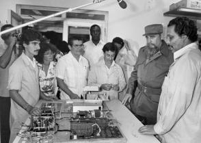 Fidel durante una de sus visitas al Centro de Inmunología Molecular. Foto: Jorge Oller Fidel durante una de sus visitas al Centro de Inmunología Molecular. Foto: Jorge Oller