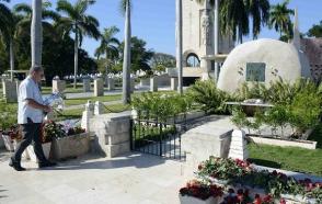 Lázaro Expósito Canto, primer secretario del Comité Provincial del Partido Comunista de Cuba (PCC), conduce un ramo de flores enviado por el General de Ejército Raúl Castro Ruz, ante el monolito donde reposan las cenizas de Fidel. Homenaje a Fidel Castro en el segundo aniversario de su desaprición física. Foto: Miguel Rubiera/ ACN. Lázaro Expósito Canto, primer secretario del Comité Provincial del Partido Comunista de Cuba (PCC), conduce un ramo de flores enviado por el General de Ejército Raúl Castro Ruz, ante el monolito donde reposan las cenizas de Fidel. Homenaje a Fidel Castro en el segundo aniversario de su desaprición física. Foto: Miguel Rubiera/ ACN.