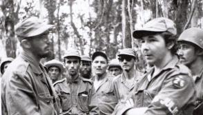 En la Sierra Maestra junto a un grupo de combatientes donde se encuentra su hermano Raúl Castro, 1958. En la Sierra Maestra junto a un grupo de combatientes donde se encuentra su hermano Raúl Castro, 1958.