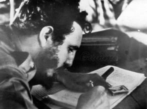La firma de la Ley de Reforma Agraria por Fidel devino parteaguas para el campesinado cubano. Foto: Archivo de Granma La firma de la Ley de Reforma Agraria por Fidel devino parteaguas para el campesinado cubano. Foto: Archivo de Granma