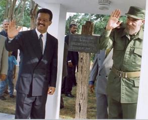 Junto al Presidente de República Dominicana, Leonel Fernández durante la visita a la casa de Máximo Gómez en Baní, República Dominicana, el 23 de agosto de 1998.