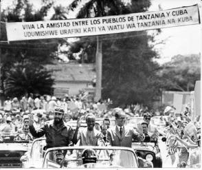 Recibimiento popular durante visita de Julius Nyerere a Cuba en 1974. Foto: Archivo de Granma Recibimiento popular durante visita de Julius Nyerere a Cuba en 1974. Foto: Archivo de Granma
