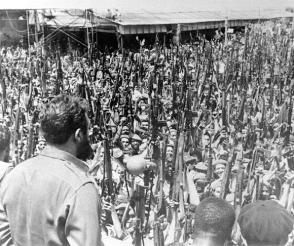 Fidel junto al pueblo en la despedida de duelo de las víctimas del bombardeo a los aeropuertos de San Antonio de los Baños, Ciudad Libertad y Santiago de Cuba perpetrados por aviones norteamericanos, el 16 de abril de 1961 Fidel junto al pueblo en la despedida de duelo de las víctimas del bombardeo a los aeropuertos de San Antonio de los Baños, Ciudad Libertad y Santiago de Cuba perpetrados por aviones norteamericanos, el 16 de abril de 1961