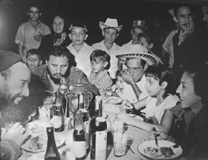 Fidel festeja la Nochebuena con los carboneros de la Ciénaga de Zapata, Matanzas y cena en la casa del campesino Rogelio García. Foto: Raúl Corrales Fidel festeja la Nochebuena con los carboneros de la Ciénaga de Zapata, Matanzas y cena en la casa del campesino Rogelio García. Foto: Raúl Corrales