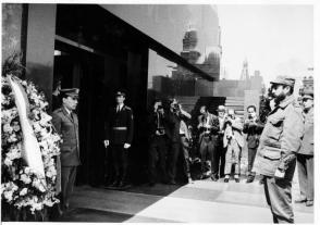 Fidel vor Lenins Mausoleum am 27. Juni 1972 Photo: Granma-Archiv