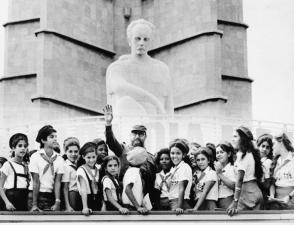 Fidel Castro con los pioneros durante un homenaje a José Martí en la Plaza de la Revolución, La Habana. Foto: Jorge Oller / Archivo Sitio Fidel Soldado de las Ideas