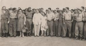 Preside el desfile y concentración popular por el Día internacional de los trabajadores, los cuales se extendieron por 14 horas. primer primero de mayo socialista, Plaza de la Revolución José Martí de la Habana. Foto: Alberto Korda Preside el desfile y concentración popular por el Día internacional de los trabajadores, los cuales se extendieron por 14 horas. primer primero de mayo socialista, Plaza de la Revolución José Martí de la Habana. Foto: Alberto Korda