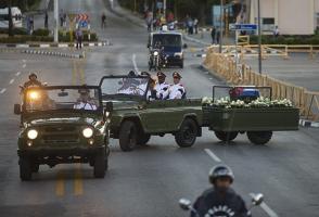 Miles de personas despidieron los restos de Fidel que salieron en caravana desde la Plaza de la Revolución Antonio Maceo hasta el cementerio Santa Ifigenia. Foto: Irene Pérez/ Cubadebate. Miles de personas despidieron los restos de Fidel que salieron en caravana desde la Plaza de la Revolución Antonio Maceo hasta el cementerio Santa Ifigenia. Foto: Irene Pérez/ Cubadebate.