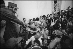 Fidel saluda a los habaneros a su llegada a La Habana. Foto: Glinn, Burt. Fidel saluda a los habaneros a su llegada a La Habana. Foto: Glinn, Burt.