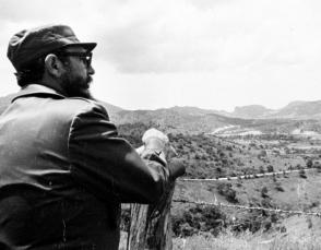 Fidel Castro observa el paisaje durante un recorrido por Caujerí en la oriental provincia de Guantánamo, 1 de julio de 1977. Foto: Liborio Noval / Sitio Fidel Soldado de las Ideas Fidel Castro observa el paisaje durante un recorrido por Caujerí en la oriental provincia de Guantánamo, 1 de julio de 1977. Foto: Liborio Noval / Sitio Fidel Soldado de las Ideas
