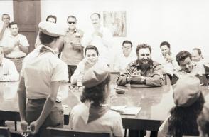 Fidel y Raúl con pioneros en el Comité Central donde celebran por primera vez el Día de los Niños en Cuba, 6 de julio de 1973. Foto: Centro Fidel Castro Ruz/ Sitio Fidel Soldado de las Ideas