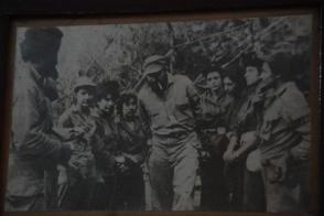 “Narra que conoció a Fidel en los días de la ofensiva del ejército de la tiranía, cuando ella llevó mensajes a lugares donde él estaba, y desde la primera vez se sintió muy impresionada.” Foto: Cortesía del autor