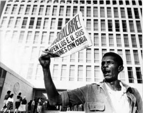 El 4 de enero de 1961 el periódico Revolución dio a conocer que el día anterior Estados Unidos había roto sus relaciones con Cuba.