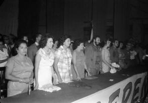 Fidel, Vilma Espín y Gilberto Cervantes, presidente de la Cruz Roja Cubana, en el acto de constitución de la Federación de Mujeres Cubanas (FMC) en el teatro Lázaro Peña, La Habana.