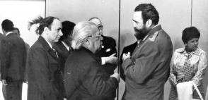 Fidel con Nicolás Guillén, Alfredo Guevara e Alejo Carpentier, nel II Congresso della Uneac. Foto: Mario Ferrer Fidel con Nicolás Guillén, Alfredo Guevara e Alejo Carpentier, nel II Congresso della Uneac. Foto: Mario Ferrer