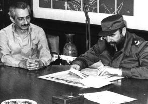Fidel en la dirección del periódico Granma en 1981, junto a su director de entonces, Jorge Enrique Mendoza. Foto: Mario Ferrer Fidel en la dirección del periódico Granma en 1981, junto a su director de entonces, Jorge Enrique Mendoza. Foto: Mario Ferrer