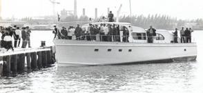 Fidel entrando en la Bahía de La Habana con el yate Granma, junto a Raúl y otros expedicionarios en 1974, durante su última travesía, antes de ser preparado para exponerlo permanentemente en el Museo de la Revolución