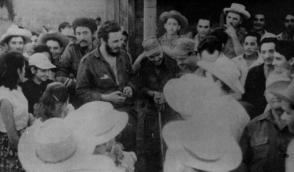 Fidel junto a un grupo de campesinos en la Sierra Maestra. Foto: Archivo 