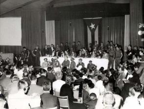 En el salón Copa Room del Hotel Habana Riviera, Fidel Castro responde a preguntas de los periodistas. Foto: Archivo de Granma En el salón Copa Room del Hotel Habana Riviera, Fidel Castro responde a preguntas de los periodistas. Foto: Archivo de Granma