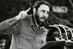 Fidel pronunciando palabras en la tribuna Fidel pronunciando palabras en la tribuna
