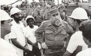 Fidel Castro junto a trabajadores cubanos Fidel Castro junto a trabajadores cubanos