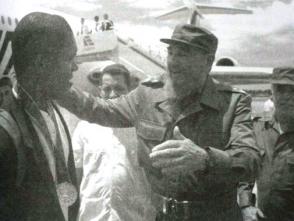 Fidel Castro junto a deportista en el aeropuerto Fidel Castro junto a deportista en el aeropuerto