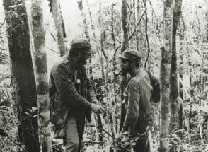 Fidel y el Che durante la guerra revolucionaria en la Sierra Maestra, 1957. Foto: Oficina de Asuntos Históricos del Consejo de Estado/ “Fidel Soldado de las Ideas”. Fidel y el Che durante la guerra revolucionaria en la Sierra Maestra, 1957. Foto: Oficina de Asuntos Históricos del Consejo de Estado/ “Fidel Soldado de las Ideas”.