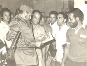 El Comandante en Jefe mira un ejemplar de La Demajagua; en frente, periodistas y trabajadores gráficos El Comandante en Jefe mira un ejemplar de La Demajagua; en frente, periodistas y trabajadores gráficos