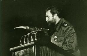 Fidel Castro en la inauguración del Hospital Hermanos Ameijeiras el 3 de diciembre de 1982. Foto: Jorge Oller Fidel Castro en la inauguración del Hospital Hermanos Ameijeiras el 3 de diciembre de 1982. Foto: Jorge Oller