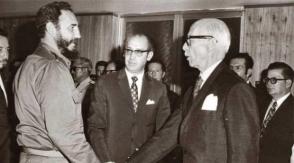 Fidel Castro durante una escala técnica en Ecuador es recibido por el presidente del país José María Velasco Ibarra en el salón de honor del aeropuerto Simón Bolívar, ecuador, 4 de diciembre de 1971. Foto: Sitio Fidel Soldado de las Ideas.