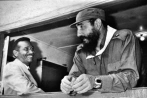 El Comandante de la Revolución Juan Almeida Bosque junto al Comandante en Jefe Fidel Castro Ruz. Foto: Archivo de Granma El Comandante de la Revolución Juan Almeida Bosque junto al Comandante en Jefe Fidel Castro Ruz. Foto: Archivo de Granma