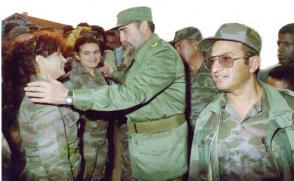 El Comandante en Jefe sabía cada detalle del terreno y de los combatientes, con quienes compartió experiencias, como con estas dos jóvenes. A su lado, el hoy ministro de las FAR, general de cuerpo de ejército Leopoldo Cintra Frías. Foto: Archivo de Granma