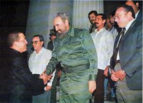 Fidel recibe a Hugo Chávez en la Universidad de La Habana, el 14 de diciembre de 1994. Foto: Estudios Revolución / Sitio Fidel Soldado de las Ideas Fidel recibe a Hugo Chávez en la Universidad de La Habana, el 14 de diciembre de 1994. Foto: Estudios Revolución / Sitio Fidel Soldado de las Ideas