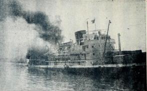 El buque francés La Coubre antes de producirse la segunda explosión. Foto: Periódico Revolución El buque francés La Coubre antes de producirse la segunda explosión. Foto: Periódico Revolución