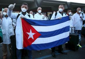 Brigada cubana con 52 doctores y enfermeros llegan a Milán, Italia, para brindar su apoyo en la batalla contra la COVID-19. Foto: Consulado de Cuba en Milán. Brigada cubana con 52 doctores y enfermeros llegan a Milán, Italia, para brindar su apoyo en la batalla contra la COVID-19. Foto: Consulado de Cuba en Milán.