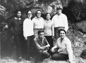 En una visita en el año 1972, a la entrada de una de las cuevas donde vivieron los lausianos durante la guerra: Melba (la tercera de izquierad a derecha) y Mirta (sentada en el lado derecho) . Foto: Cortesía de la entrevistada En una visita en el año 1972, a la entrada de una de las cuevas donde vivieron los lausianos durante la guerra: Melba (la tercera de izquierad a derecha) y Mirta (sentada en el lado derecho) . Foto: Cortesía de la entrevistada