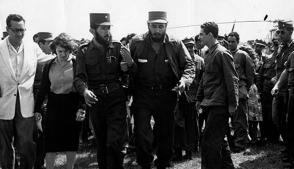 Fidel Castro Ruz junto al Comandante Dermidio Escalona, Jefe del Frente Guerrillero de Pinar del Río, en áreas del cuartel Rius Rivera, el 17 de enero de 1959. Fidel Castro Ruz junto al Comandante Dermidio Escalona, Jefe del Frente Guerrillero de Pinar del Río, en áreas del cuartel Rius Rivera, el 17 de enero de 1959.