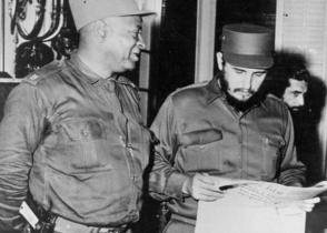 En los primeros meses del triunfo revolucionario en 1959 el capitán Sarría junto a Fidel Castro en el Palacio Presidencial. Foto: Sitio Fidel Soldado de las Ideas.