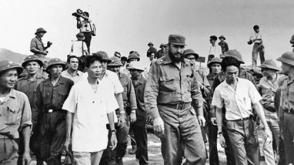 Septiembre de 1973. El líder cubano recorre Quang Tri, provincia recién liberada del sur vietnamita. Xuan Phong va al lado de Fidel, a su izquierda. Autor: Tuan Anh Septiembre de 1973. El líder cubano recorre Quang Tri, provincia recién liberada del sur vietnamita. Xuan Phong va al lado de Fidel, a su izquierda. Autor: Tuan Anh