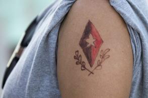 Una joven se ha dibujado la insignia del Comandante en Jefe en su antebrazo, durante el homenaje tributado por cientos de miles de habaneros en el Memorial José Martí, el 28 de noviembre de 2016. Foto: Ladyrene Pérez/ Cubadebate Una joven se ha dibujado la insignia del Comandante en Jefe en su antebrazo, durante el homenaje tributado por cientos de miles de habaneros en el Memorial José Martí, el 28 de noviembre de 2016. Foto: Ladyrene Pérez/ Cubadebate