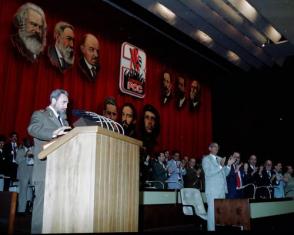 Lee el Informe Central en la inauguración del III Congreso del PCC en el Palacio de Convenciones. La Habana