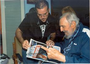 Fidel Castro y Randy Perdomo, presidente de la FEU de la Universidad de la Habana